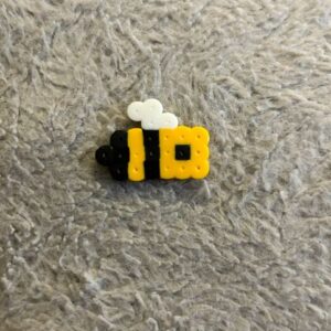 Abelhinha Pixel Art Chaveiro Pin Brinco Adesivo ou Ímã