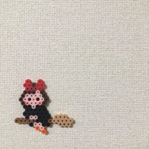 Kiki (Studio Ghibli) v2 Pixel Art Chaveiro Pin Brinco Adesivo ou Ímã