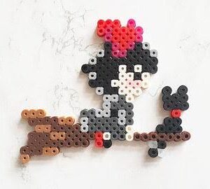 Kiki (Studio Ghibli) v1 Pixel Art Chaveiro Pin Brinco Adesivo ou Ímã